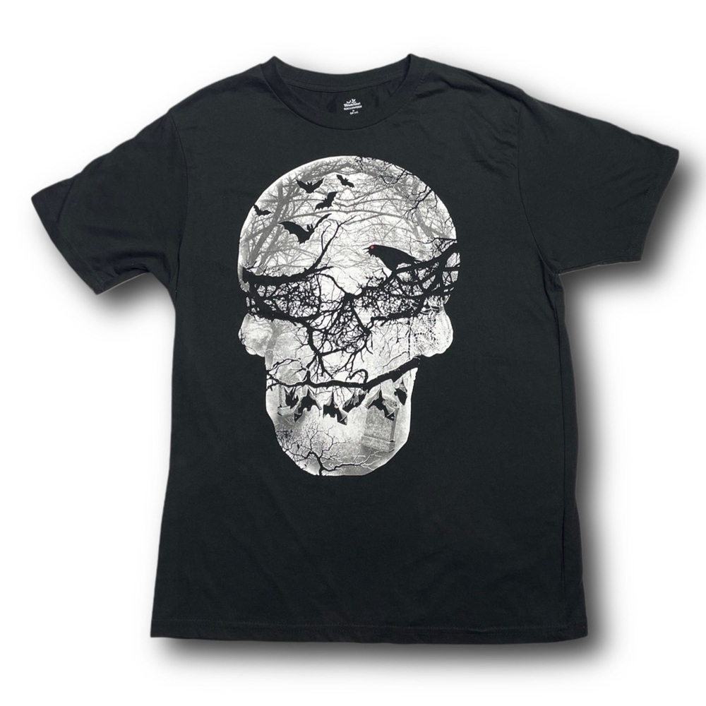 Halloween Spooky Sky Skull Goth Graphic t-shirt - size Medium